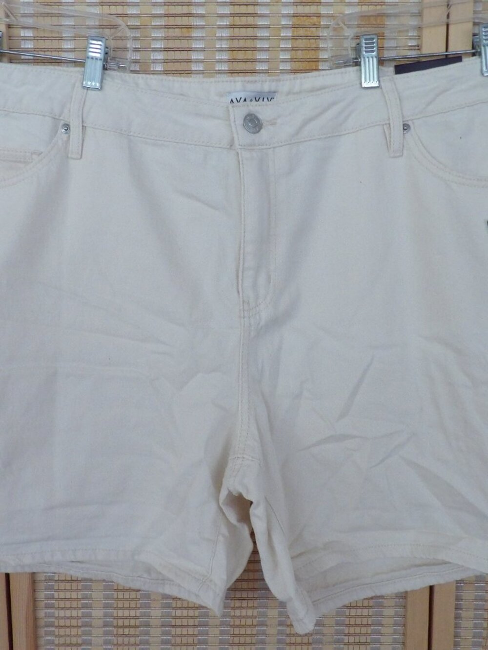 NWT Women's Ava & Viv Size 18 High Rise Cream Midi Jean Shorts Relaxed Fit